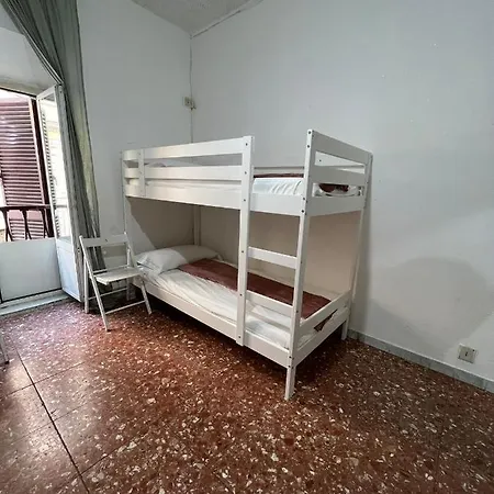 Hostel Magenta *